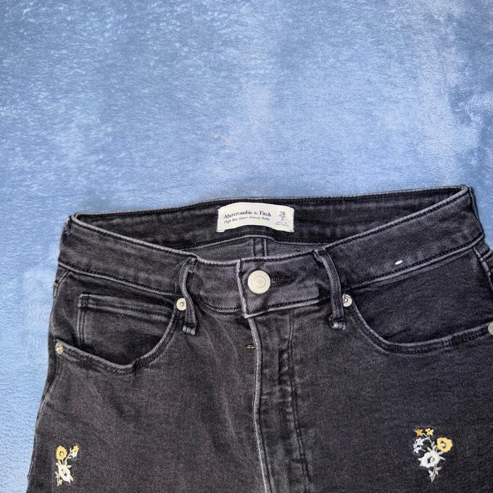 Abercrombie Fitch Black jeans with small yellow and white embroidered flowers - Picture 4 of 6